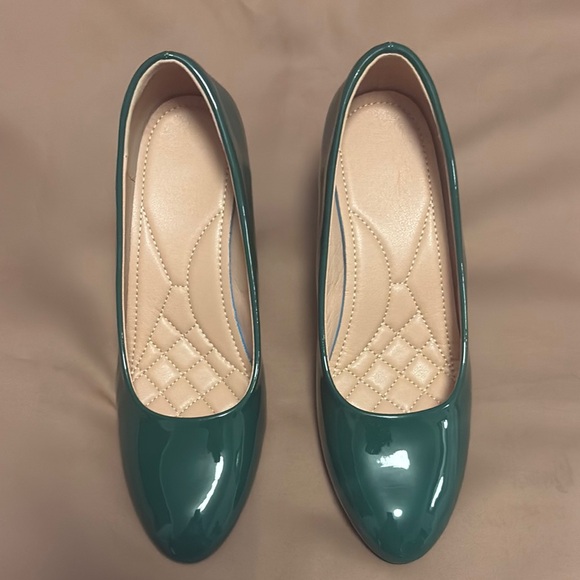 Elegant Green Wedge Pumps - Picture 1 of 8